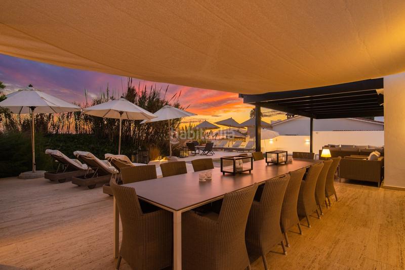 Foto 293d1187-e4af-48c5-80ce-74f506e8263a. Casa villa en primera línea de playa en venta en Costabella en Marbella