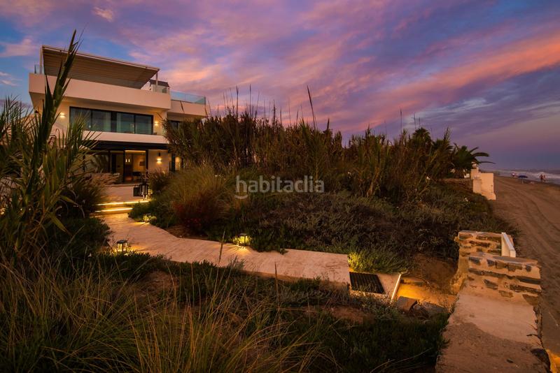 Foto 3a6d5fab-150c-44f9-aa43-ac087f45dde3. Casa villa en primera línea de playa en venta en Costabella en Marbella