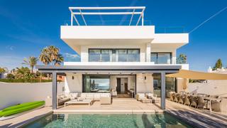 Casa a Costabella. Villa en primera línea de playa en venta en costabella