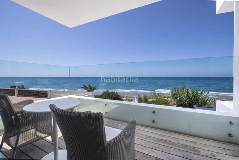 Foto 58273d21-363a-485f-92da-541713bdafeb. Casa villa en primera línea de playa en venta en Costabella en Marbella