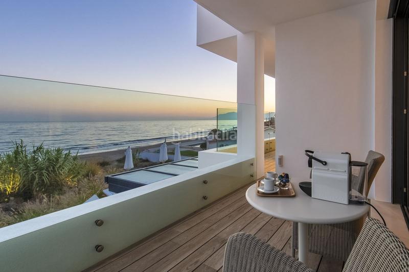 Foto 5cca8d7d-6d67-4454-b3b4-915af36a8150. Casa villa en primera línea de playa en venta en Costabella en Marbella