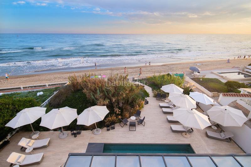 Foto 71309576-f178-4f7d-8b1c-f38e99f01c67. Casa villa en primera línea de playa en venta en Costabella en Marbella