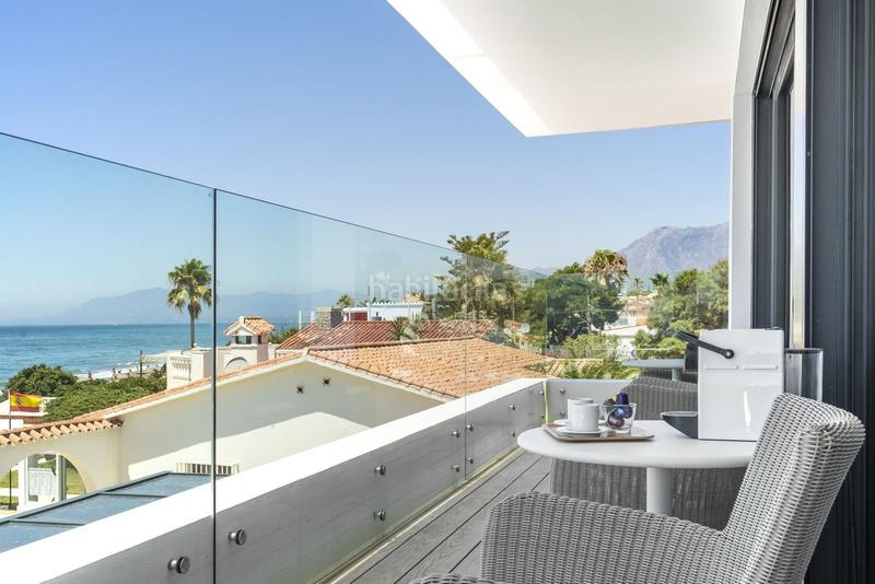 Foto 8374ef8e-d775-4333-a050-f989275a77dc. Casa villa en primera línea de playa en venta en Costabella en Marbella