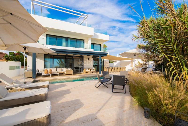Foto 8677de0f-fb3f-4acf-875d-db65db7e1493. Casa villa en primera línea de playa en venta en Costabella en Marbella