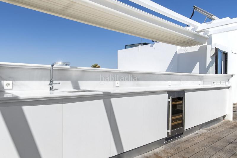 Foto 8a12c6bc-31d0-4470-ab4d-bb846145ee21. Casa villa en primera línea de playa en venta en Costabella en Marbella