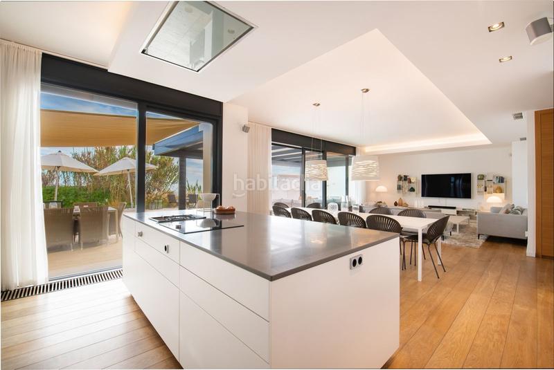 Foto 95323176-4708-4eb2-9b38-2f4ffa8fe7d9. Casa villa en primera línea de playa en venta en Costabella en Marbella