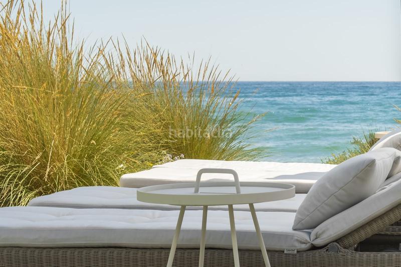 Foto 9a14eecf-5452-4fe3-8e0a-5fab52469abc. Casa villa en primera línea de playa en venta en Costabella en Marbella