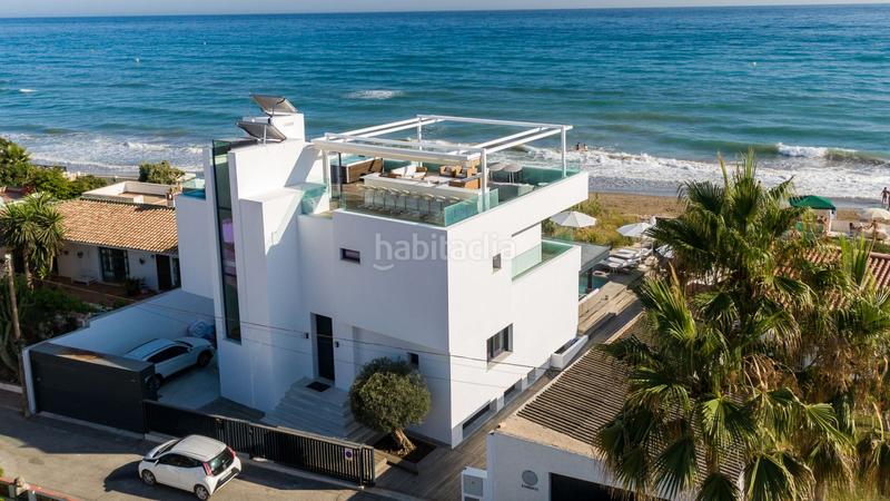 Foto a44ed89c-e895-4668-b9d6-18fe7cc12057. Casa villa en primera línea de playa en venta en Costabella en Marbella