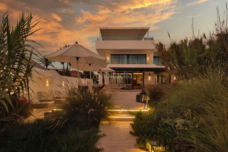 Foto a69401c0-64c0-470f-a32d-9af621468979. Casa villa en primera línea de playa en venta en Costabella en Marbella