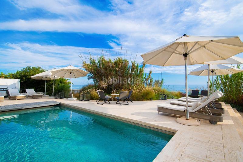 Foto a99e8547-1260-4517-8277-c9a6e736ab77. Casa villa en primera línea de playa en venta en Costabella en Marbella