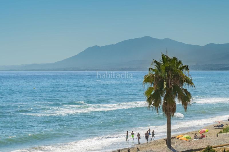 Foto b45e8290-ad25-4239-8db3-031ef7763070. Casa villa en primera línea de playa en venta en Costabella en Marbella