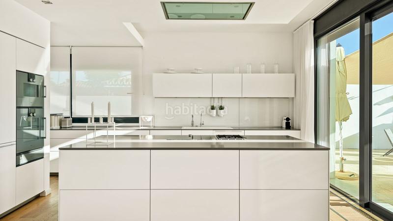 Foto bacf46ac-0ba5-459f-9bd1-8b31ddc19577. Casa villa en primera línea de playa en venta en Costabella en Marbella