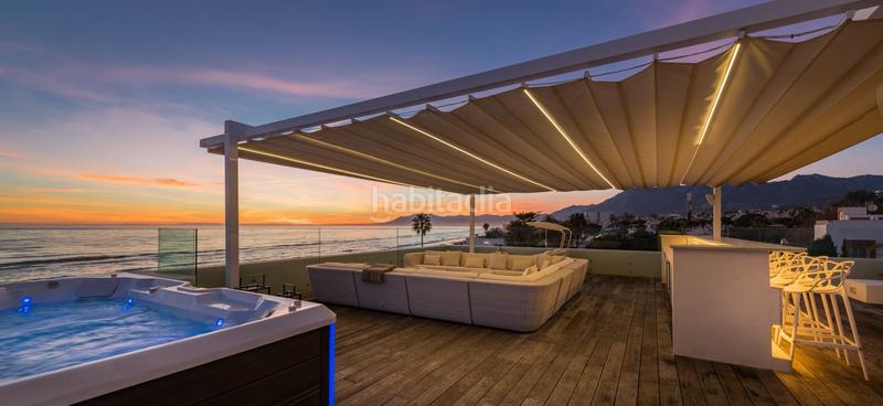 Foto c1a22d0a-24a0-4998-bac1-f2b1506f442c. Casa villa en primera línea de playa en venta en Costabella en Marbella