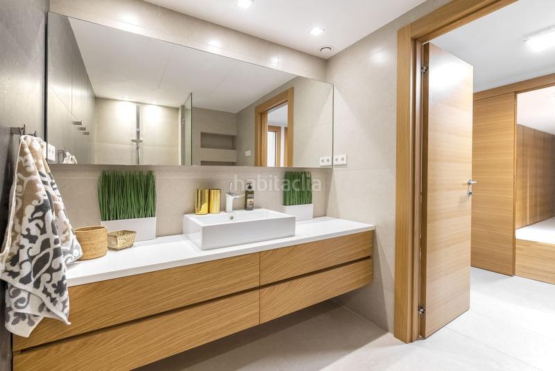 Foto c5a5cdb5-1de4-4496-8c47-ae48252bd95c. Casa villa en primera línea de playa en venta en Costabella en Marbella
