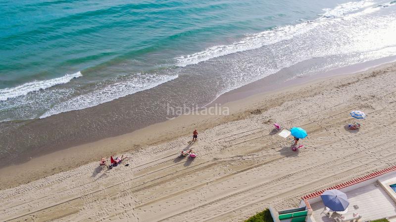 Foto d0177b7d-1afc-4dc2-a5d4-aca906412a7d. Casa villa en primera línea de playa en venta en Costabella en Marbella