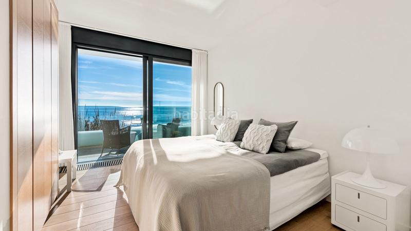 Foto d3e24509-9a02-44a8-b4ba-5ab5ed2ee641. Casa villa en primera línea de playa en venta en Costabella en Marbella