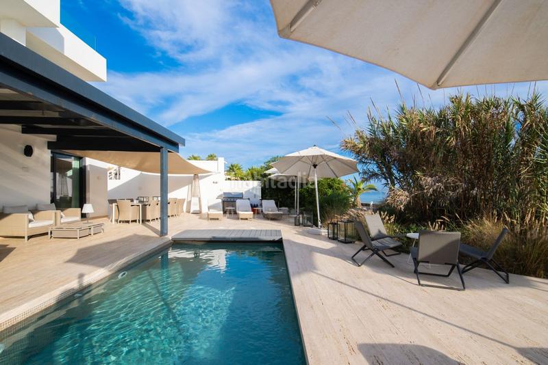 Foto d5754ad5-31dc-416d-a803-30d093c591ed. Casa villa en primera línea de playa en venta en Costabella en Marbella