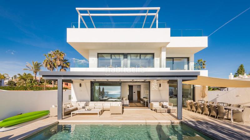 Foto e20e2a84-156c-49bc-896d-cfc44960b167. Casa villa en primera línea de playa en venta en Costabella en Marbella