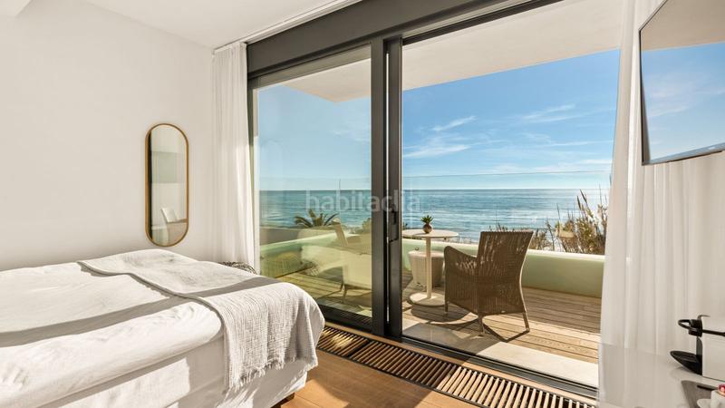 Foto eb0d60d9-319d-4e85-9e07-f6ddd44b2398. Casa villa en primera línea de playa en venta en Costabella en Marbella