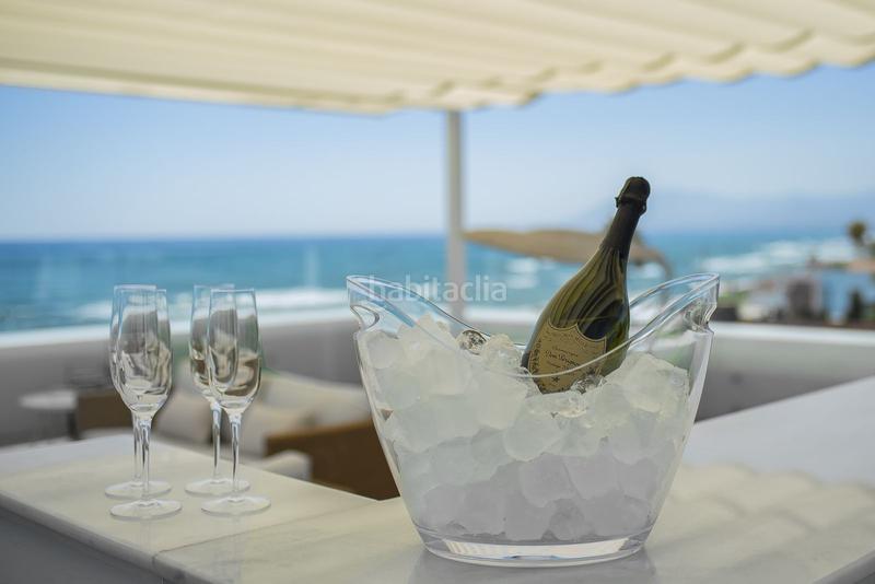 Foto f2b3c692-db34-40dc-8a26-ddbfc255cc52. Casa villa en primera línea de playa en venta en Costabella en Marbella