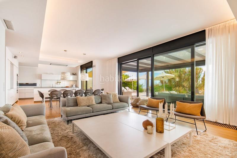 Foto f9dd16eb-174c-460b-b0fc-e104ae1fc554. Casa villa en primera línea de playa en venta en Costabella en Marbella
