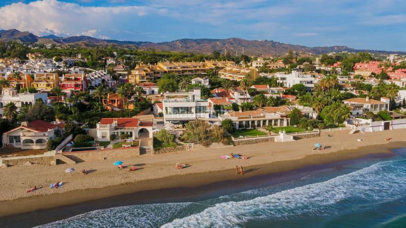 Foto fdd8e9f9-9c67-4c32-8da4-6137512d9e1f. Casa villa en primera línea de playa en venta en Costabella en Marbella
