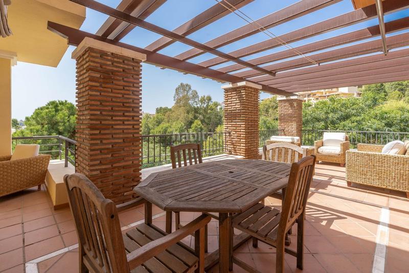 Foto c252a6f0-c207-4be5-9733-4cc71566e1bb. Apartamento  planta media en los arqueros en Benahavís