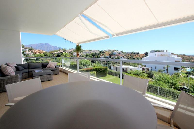 Foto 4cf644d9-6a38-4281-b451-4c4115222d83. Apartamento  planta media en los arqueros en Benahavís