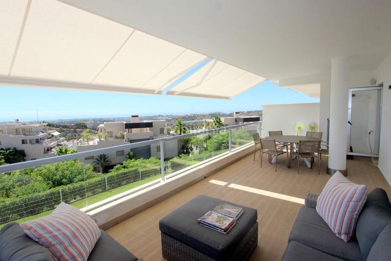 Foto d123c60e-9194-4f17-b4ed-490b1d77306f. Apartamento  planta media en los arqueros en Benahavís