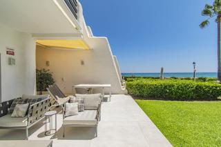 Casa adossada a Puente Romano. Estuning first line beach house on the golden mile with sea view