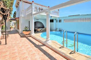 Casa aparellada a Costabella. Villa al lado de la playa en marbella