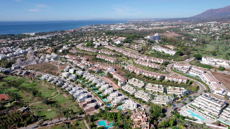 Foto d9e8210e-343a-4710-9e80-f86055763bba. Casa pareada nuevo desarrollo, nueva marca, 4 dormitorios casas semiconjuntas, golf, el paraíso, el campanario, atalaya. en Estepona