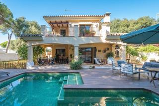 House in Elviria. Villa independiente en venta en marbella este, marbella