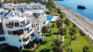 Attique en Baha de Casares. tico dplex de primera lnea con amplia terraza
