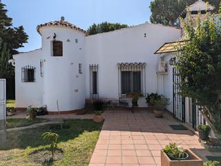 Casa en Calahonda. Gran villa privada con increíble potencial en una excelente ubic
