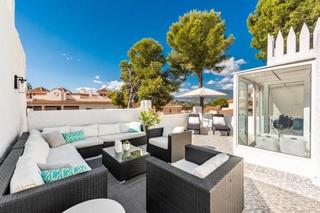 Casa adossada a Nueva Andalucía centro. Casa adosada recientemente renovada con la mejor ubicación en nu