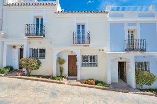 Casa adossada a Nueva Andalucía centro. Casa adosada en el valle del golf, en el cotizado complejo aloha
