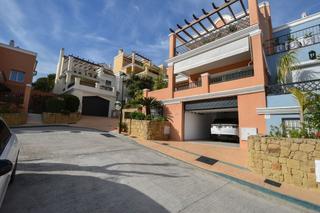 Casa adossada a Nueva Andalucía centro. Excelente casa adosada de 4 dormitorios en una hermosa comunidad