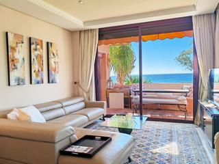 Apartament a Elviria. Apartamento de lujo frente al mar en alicate playa, marbella