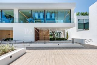 Maison en N/a. Lujosa villa pareada en nueva andaluca  a pocos pasos de las pl