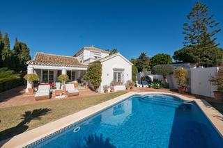Casa a Elviria. Villa frente a las dunas con impresionantes vistas al mar