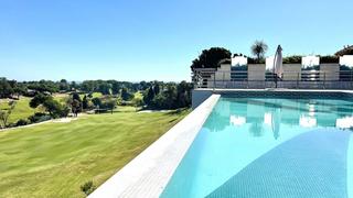 Casa en Nueva Andalucía centro. Villa en primera línea aloha golf