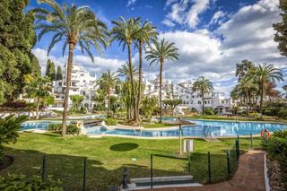 Rez-de-chaussée à Nueva Andalucía centro. Apartamento en planta baja en aldea blanca, nueva andalucía