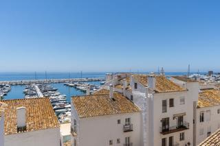 Apartament a Puerto Banús. Espacioso apartamento de dos dormitorios con impresionantes vist