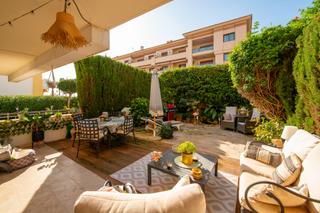 Rez-de-chaussée à Nueva Alcántara. Apartamento con encantador jardín privado al lado de la playa en
