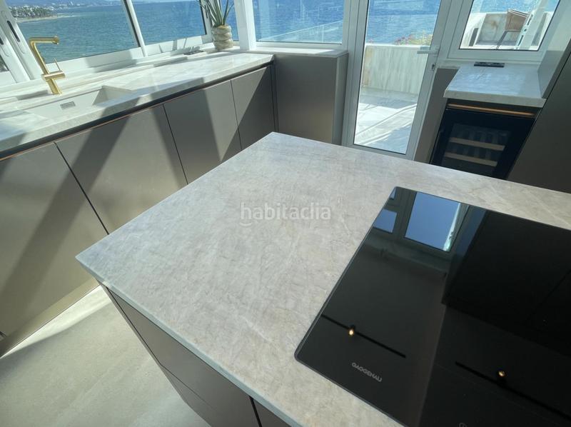 Foto d1b56a1f-ee04-4010-9fbb-5ba52da954f8. Ático apartamento de lujo en primera línea de playa con las mejores vistas en Marbella