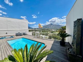 Àtic a Nueva Andalucía centro. Ático dúplex con piscina privada en la azotea en venta
