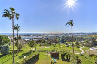 Apartamento en Los Naranjos. Impresionante apartamento costero con vistas espectaculares