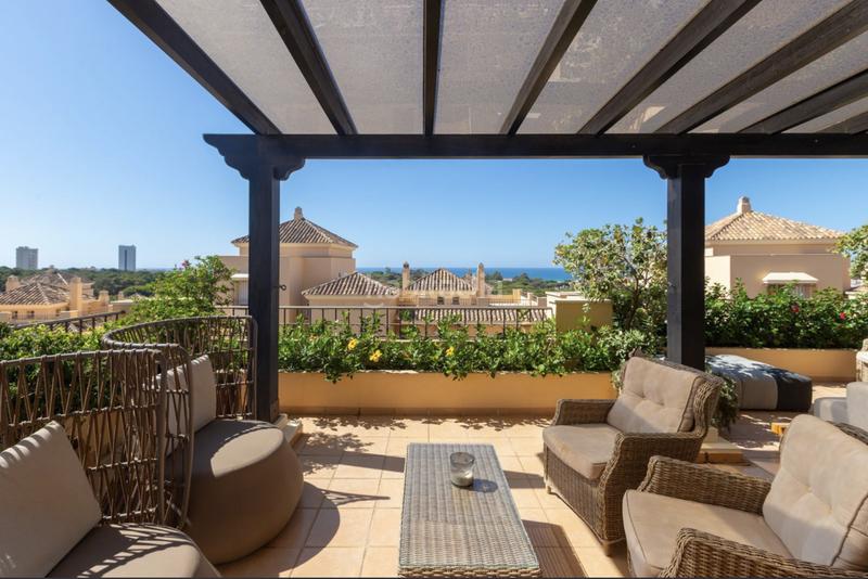 Foto 0ea00bb9-3176-4179-9a20-365558d5f2f3. Ático espacioso ático dúplex con impresionantes vistas al mar en elviria. en Marbella
