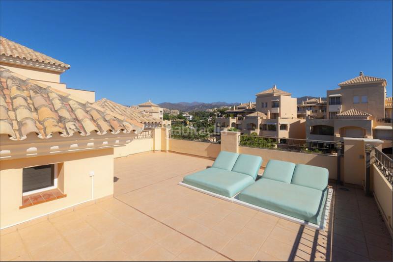 Foto 29bb7b5d-98cc-4e3e-a478-1d351c69dd72. Ático espacioso ático dúplex con impresionantes vistas al mar en elviria. en Marbella